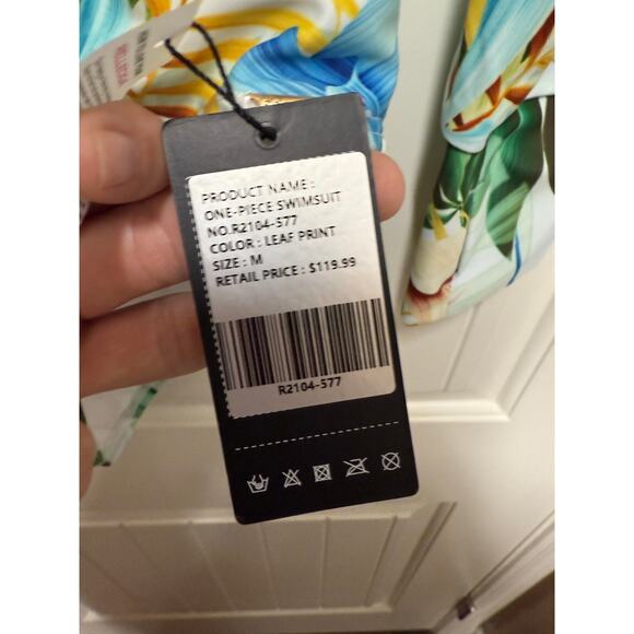 NWT Women's Leaf Print Long Sleeve Rash Guard One Piece Size Medium - Picture 5 of 9